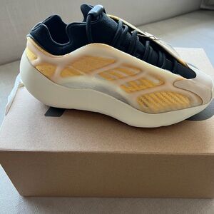 adidas Yeezy 700 V3 Box